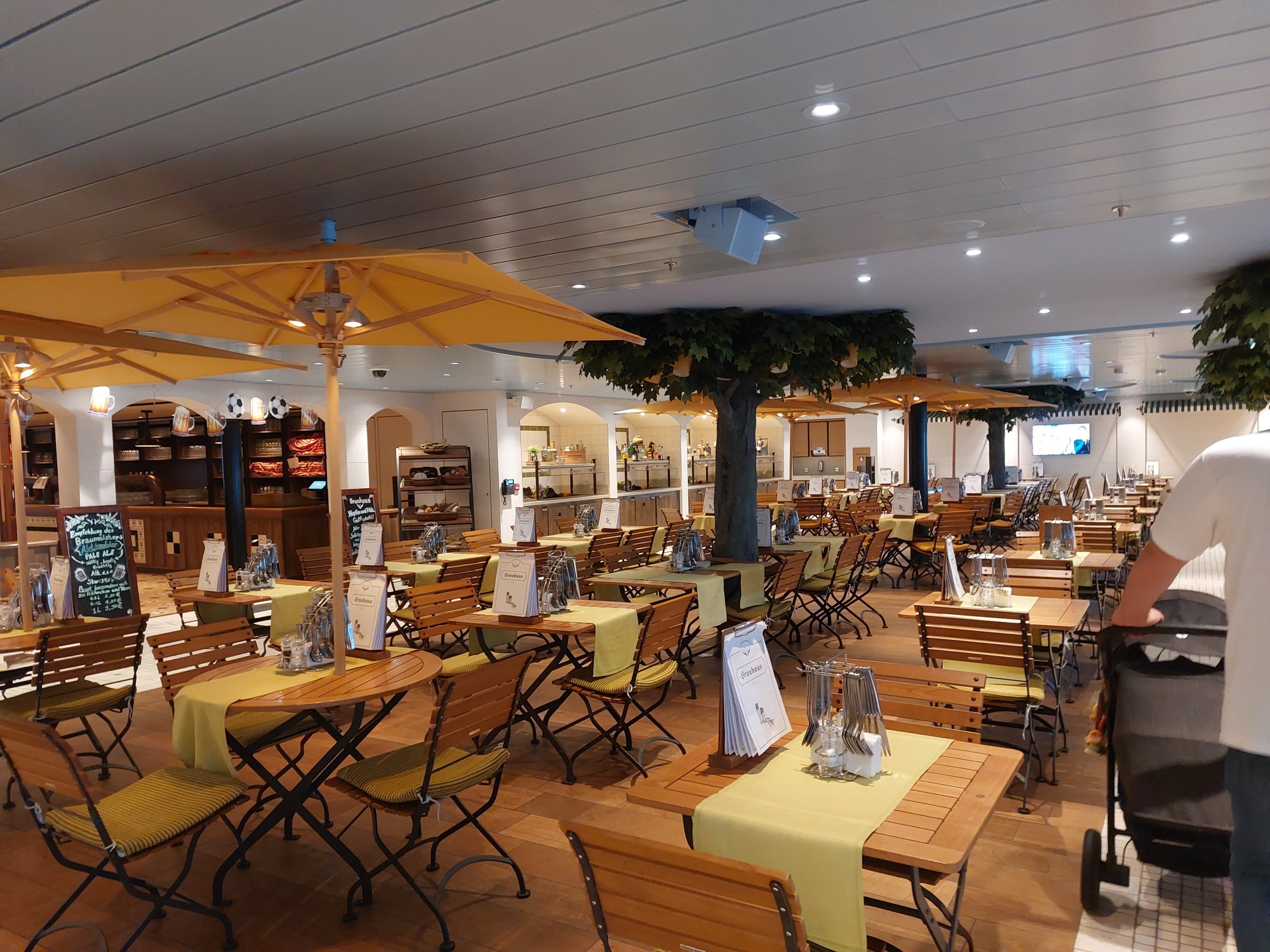 Brauhaus an Bord der AIDA Cosma mit Biergarten-Flair