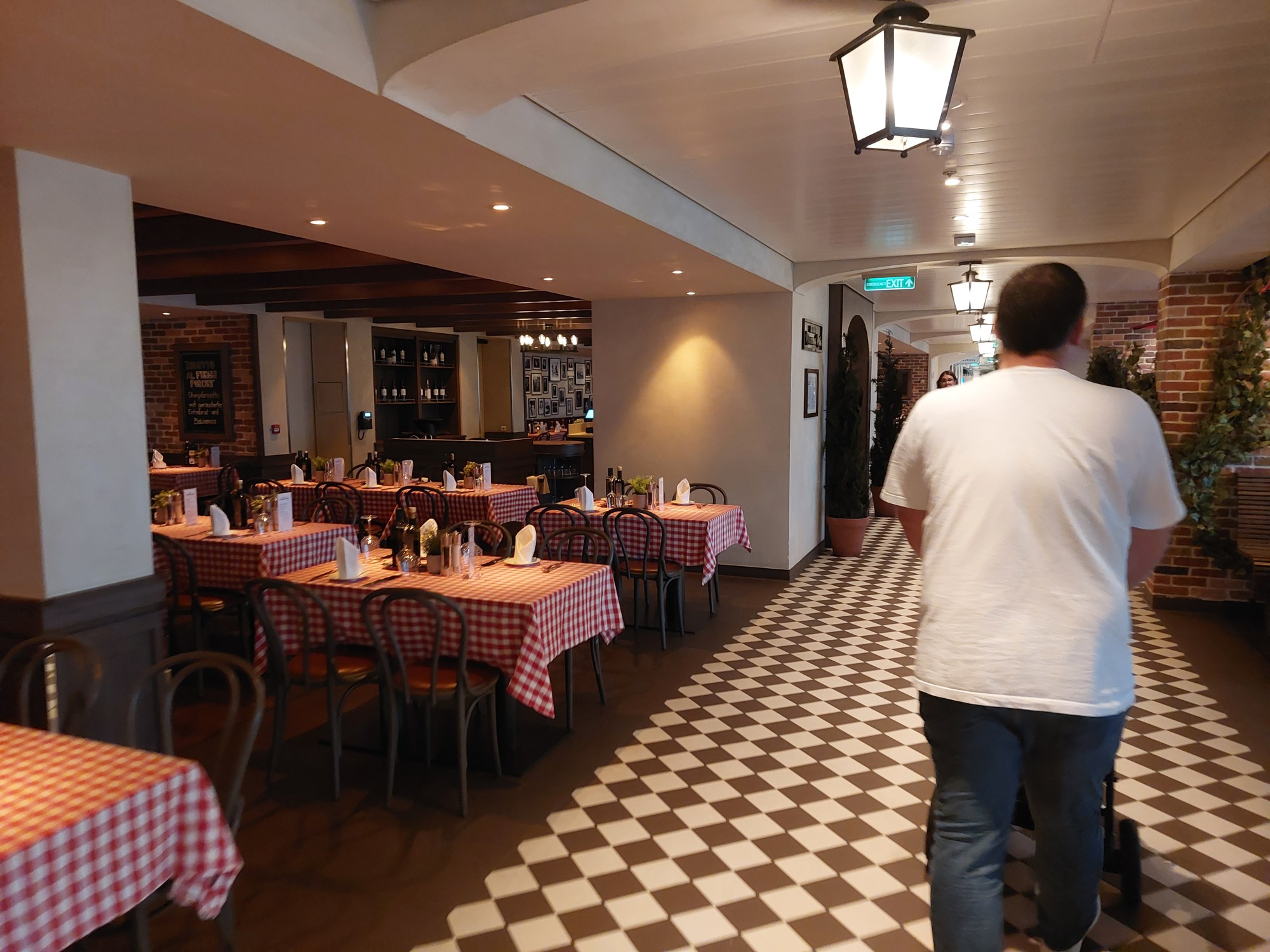 Ristorante Mamma Mia an Bord der AIDA Cosma mit karierten Tischdecken