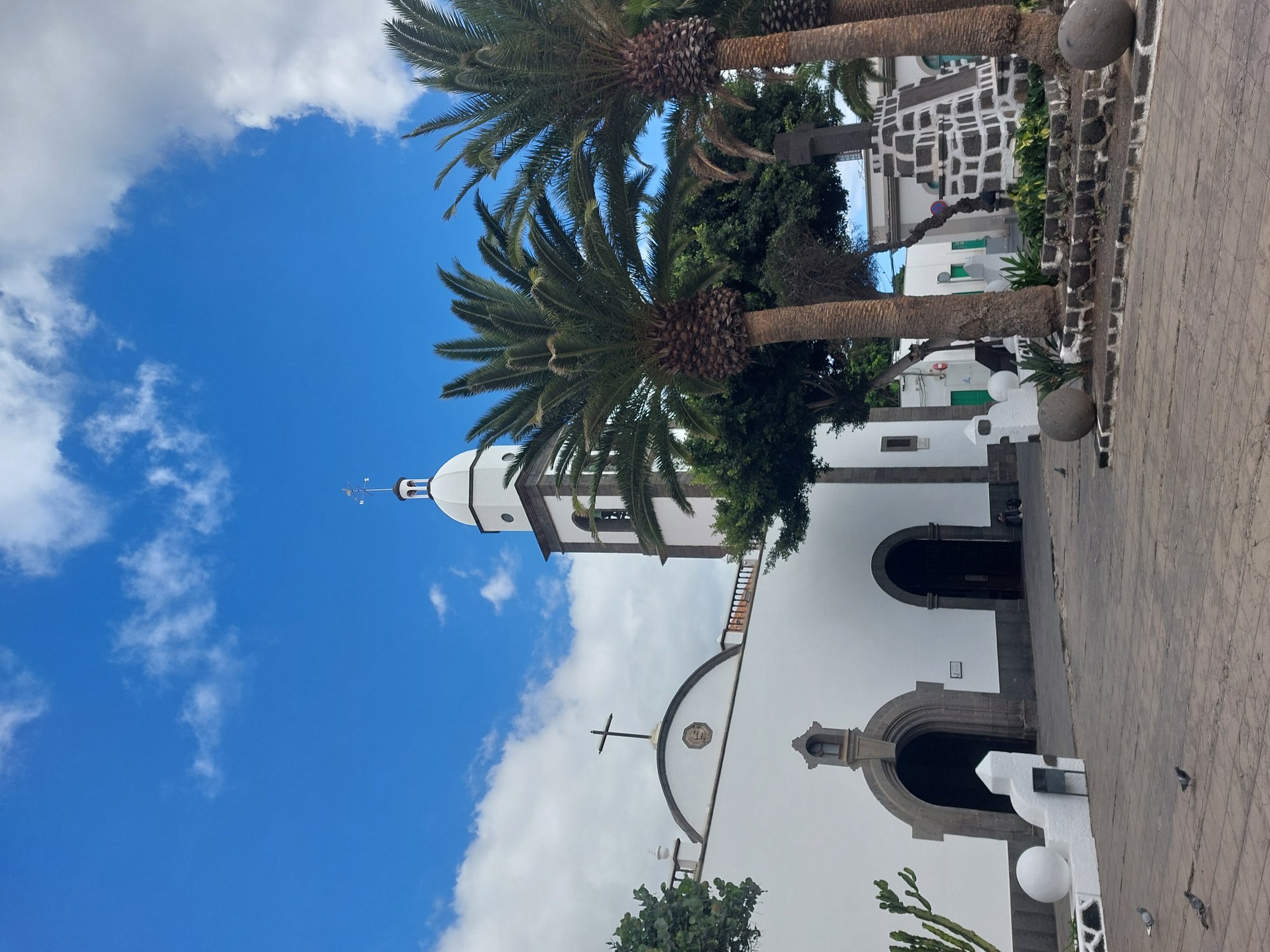 Iglesia de San Ginés in Arrecife mit Glockenturm und Palmen