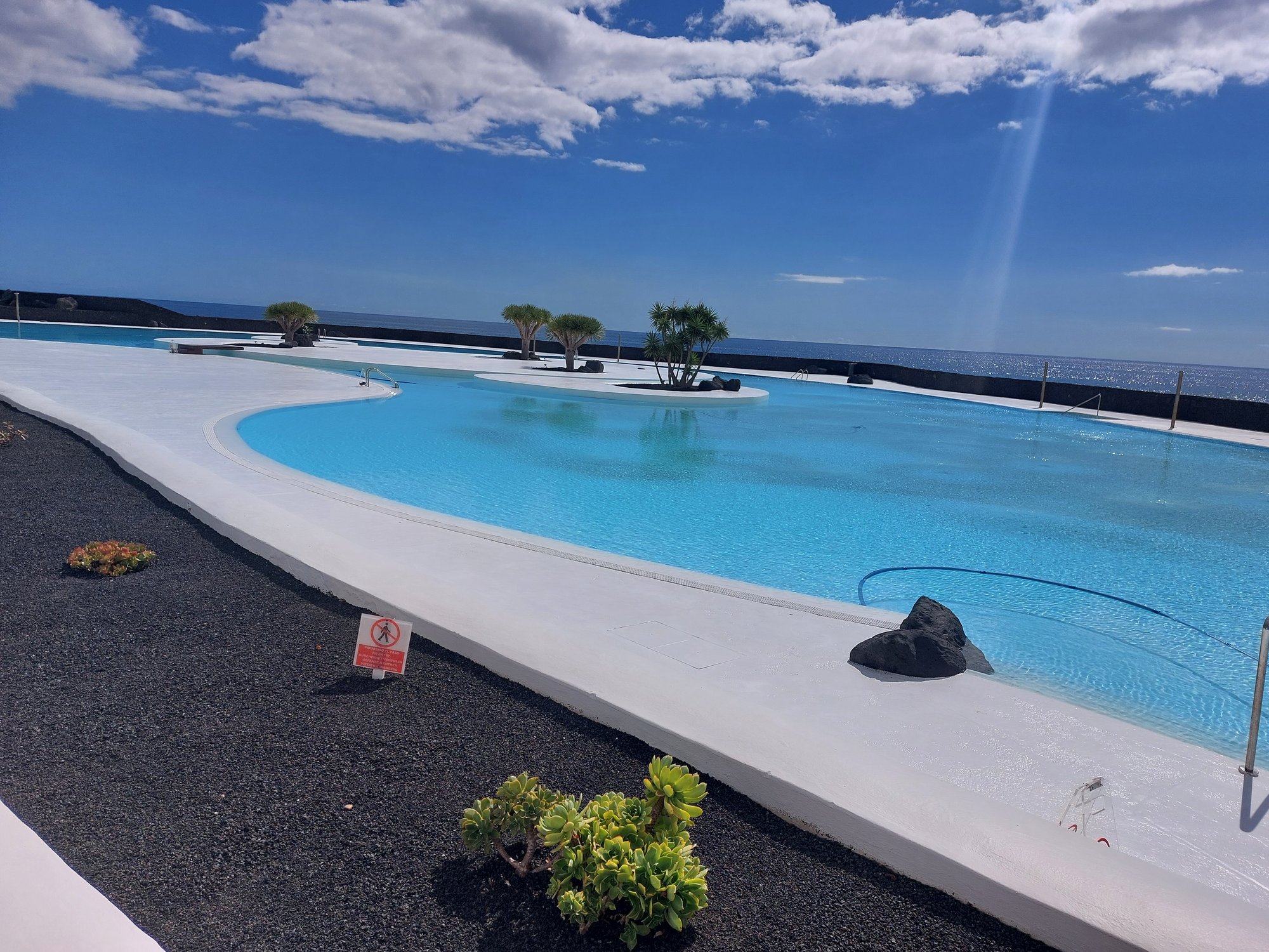 Infinity-Pool mit Blick aufs Meer in Arrecife