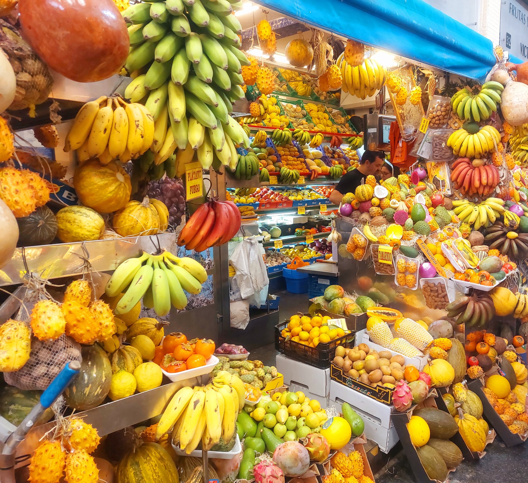 Markthalle in Las Palmas mit frischem Obst und Gemüse