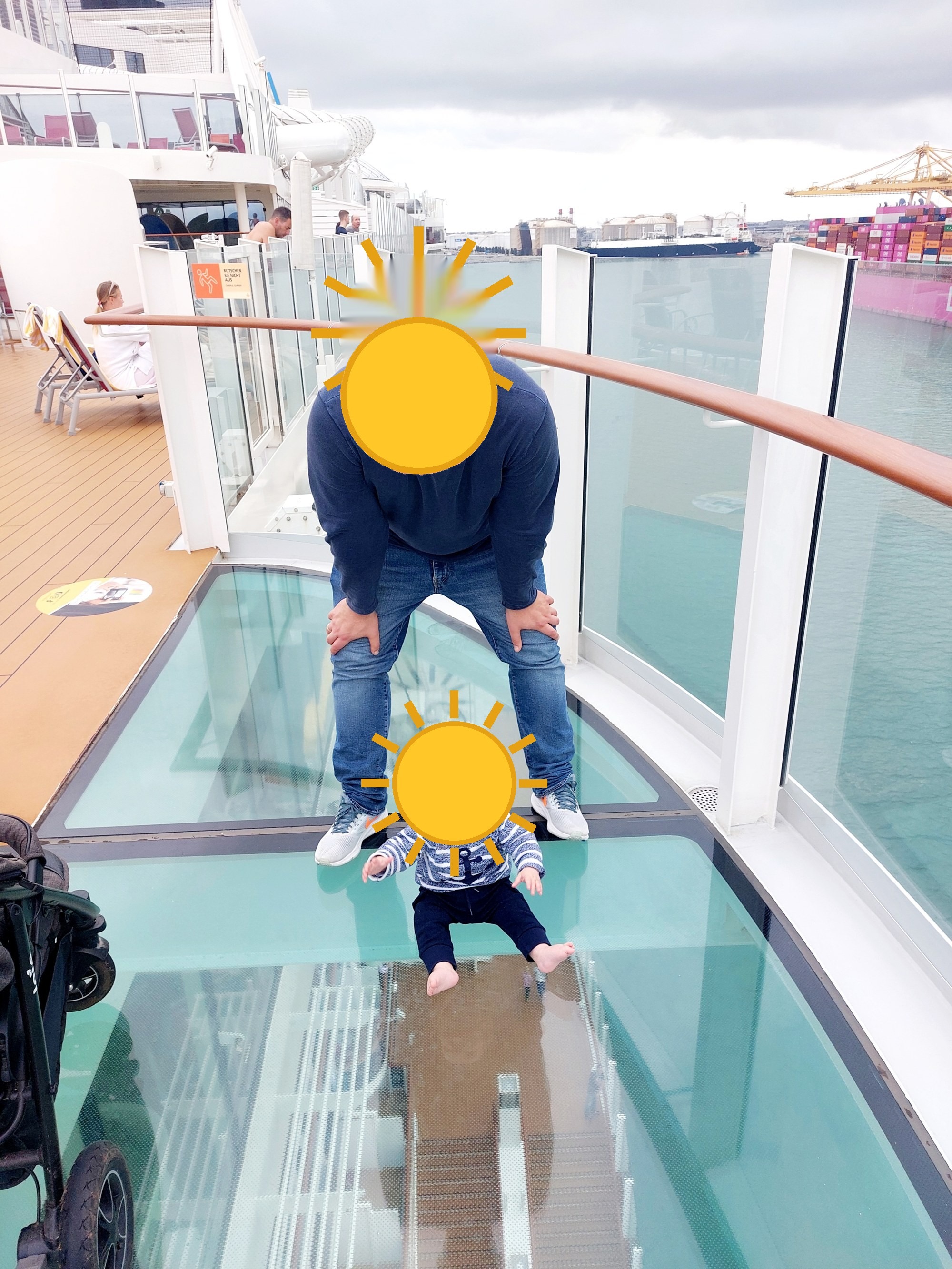 Papa und Lolo entdecken gemeinsam das Schiff auf dem Glasboden-Deck (Gesichter mit Sonne verdeckt)