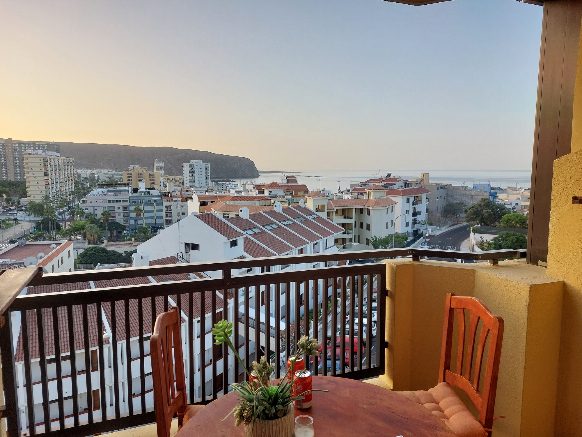 Ausblick von der Ferienwohnung in Los Cristianos, Teneriffa, auf das Meer bei Sonnenuntergang