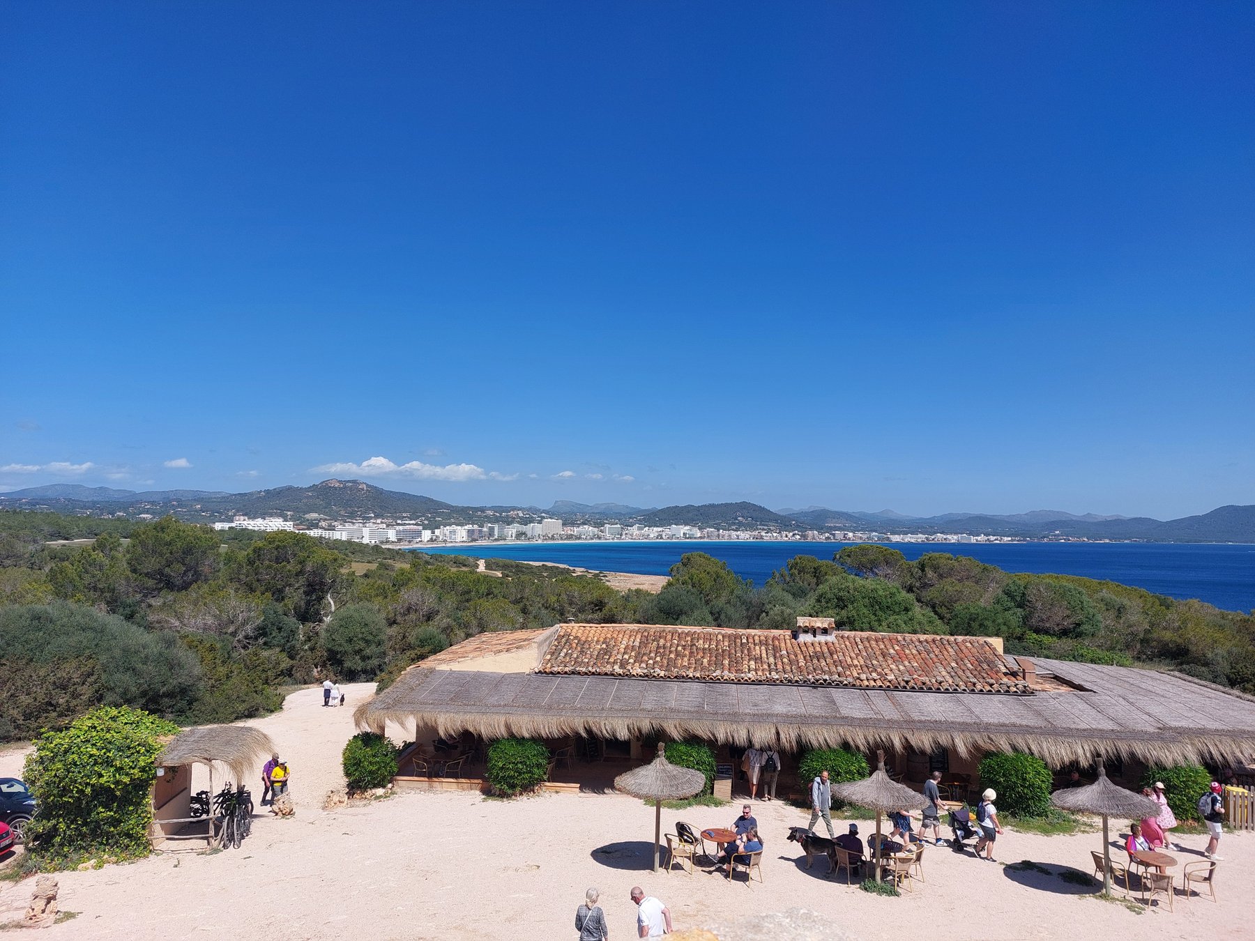 Café Es Castell neben dem Castell de la Punta de n'Amer mit Blick auf die Bucht