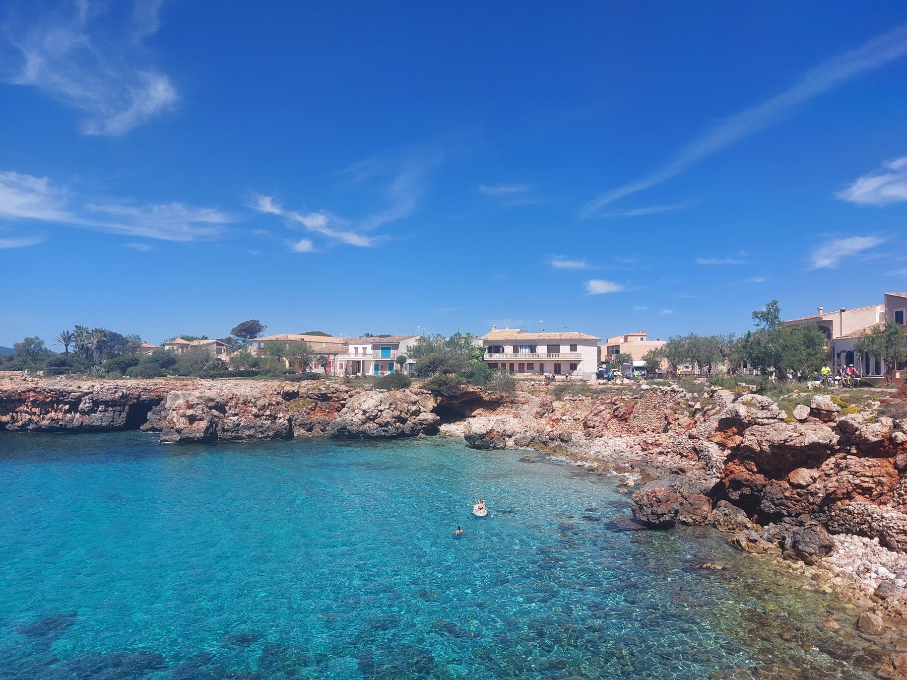 Wunderschöne türkise Bucht am Küstenweg von Cala Millor nach Sa Coma