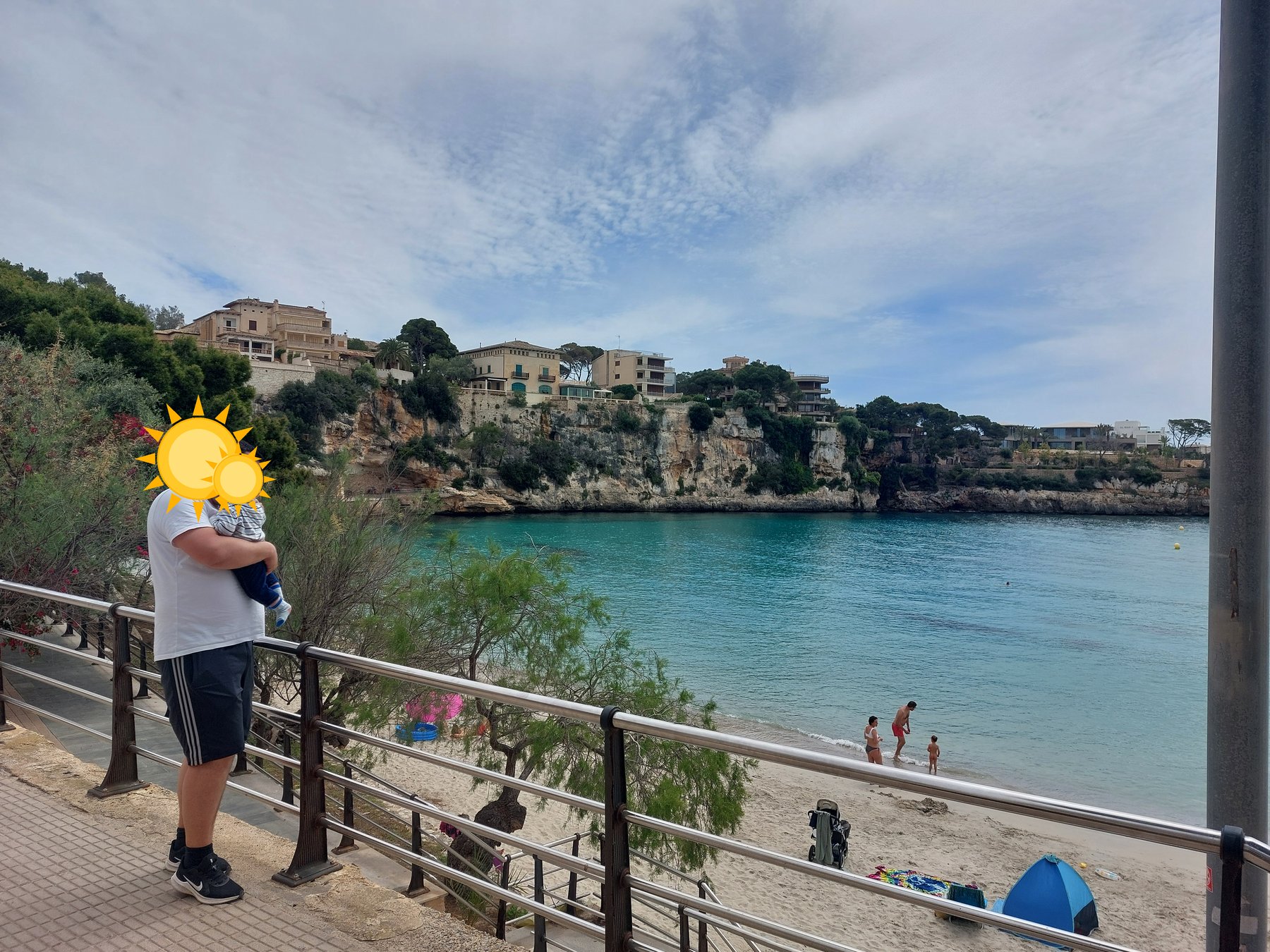Papa mit Lolo blicken auf den Hafen von Porto Cristo (Gesichter mit Sonne verdeckt)