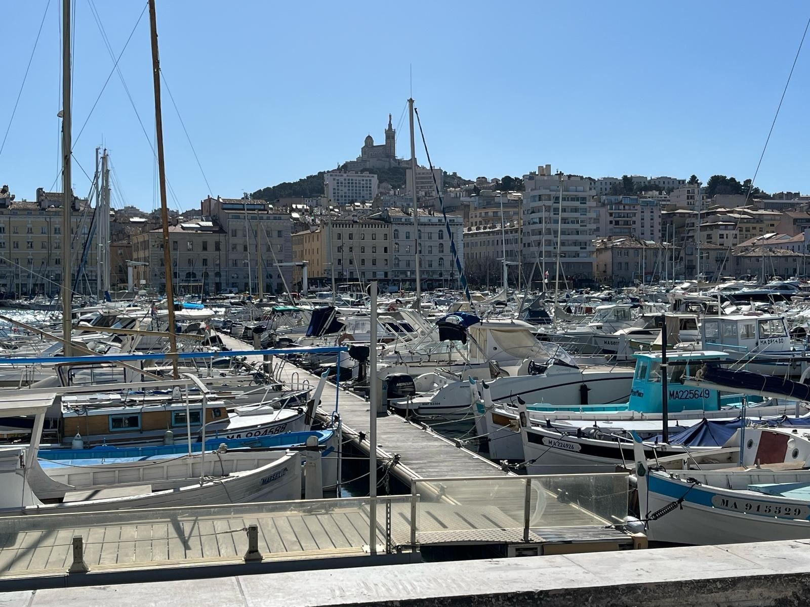 Vieux Port Marseille mit Notre-Dame de la Garde im Hintergrund