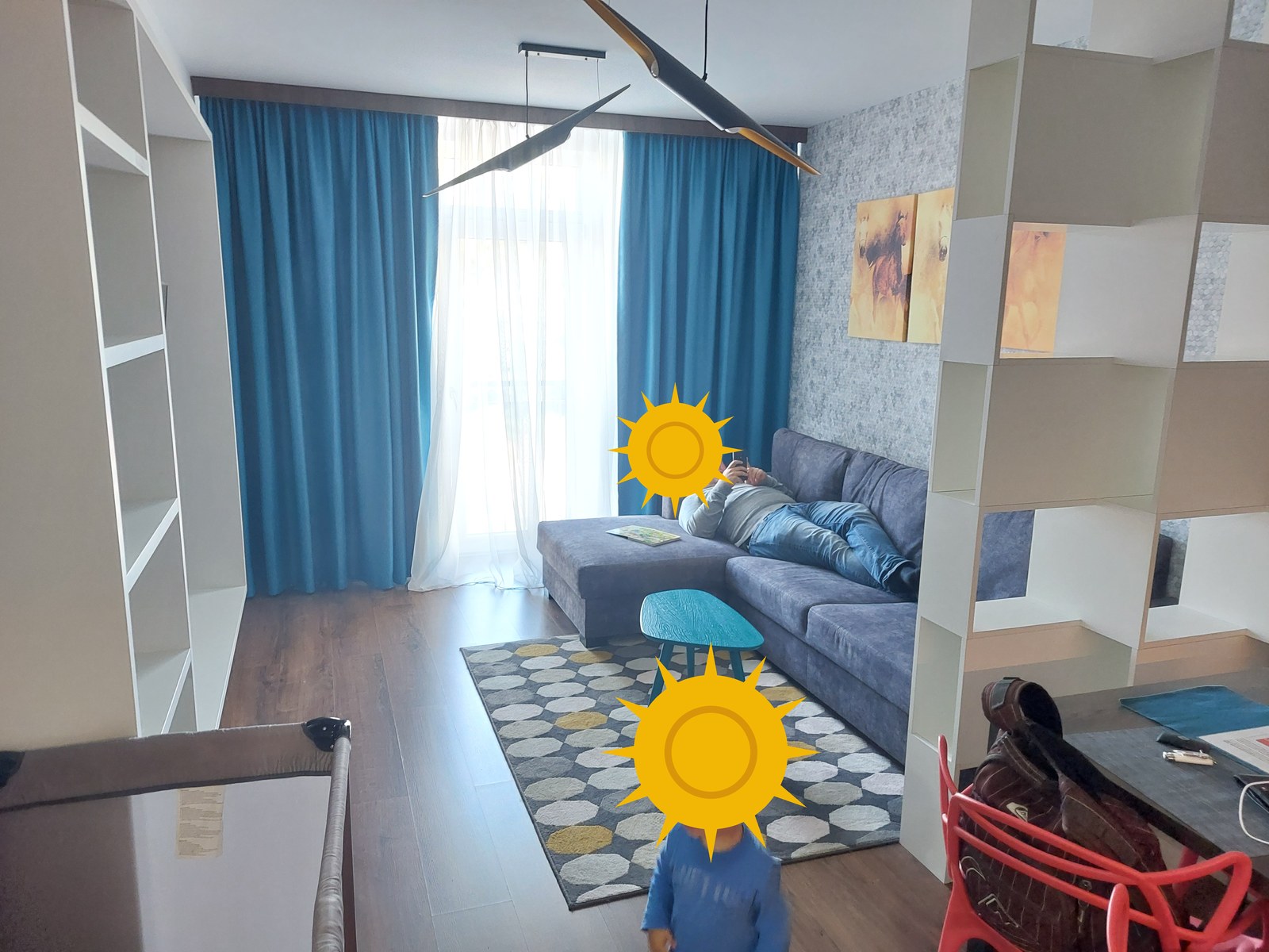 Wohnzimmer der Bach Apartments in Sibiu mit Reisebett für Lolo (Gesichter mit Sonne verdeckt)