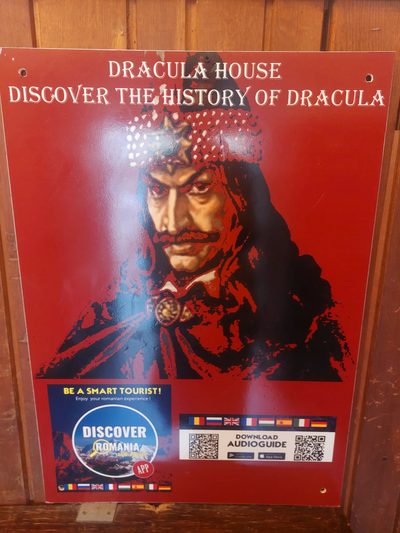 Schild am Dracula House in Sighișoara mit Porträt von Vlad Țepeș