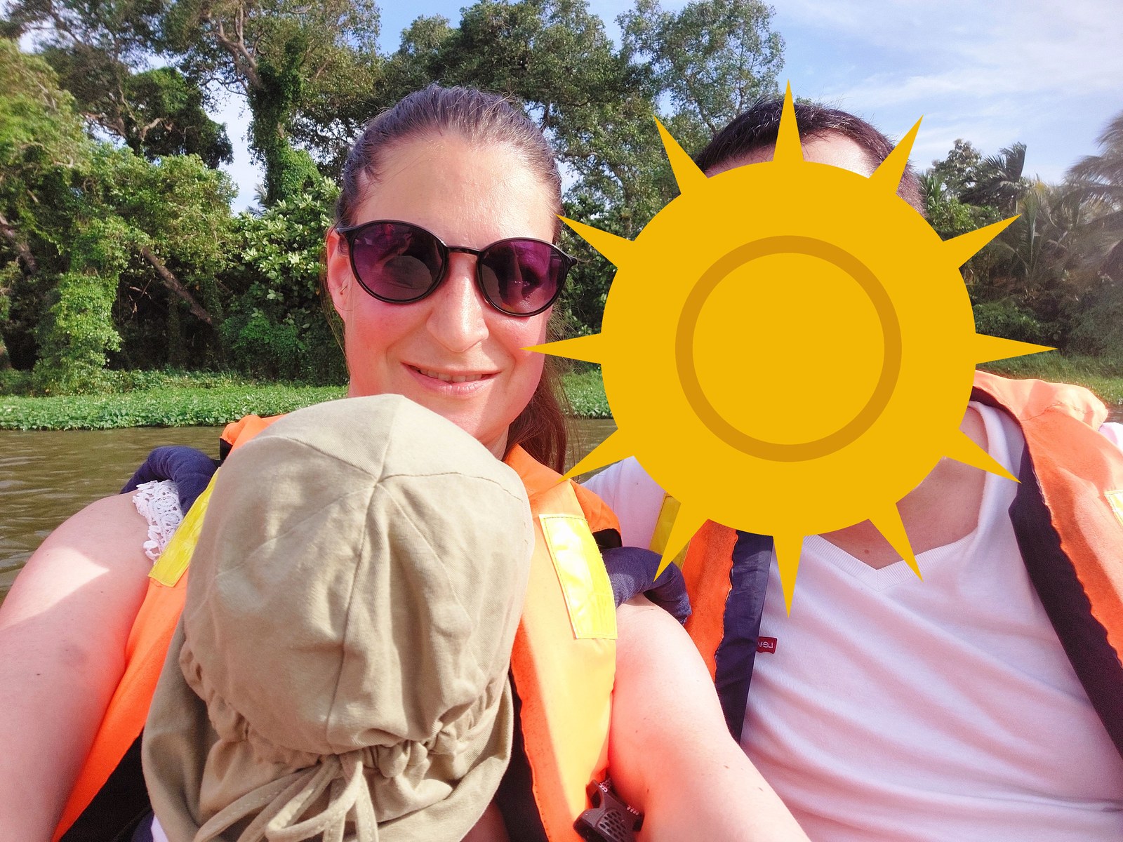 Familienselfie mit Schwimmwesten auf der Bootstour in Hambantota (Papas Gesicht mit Sonne verdeckt)