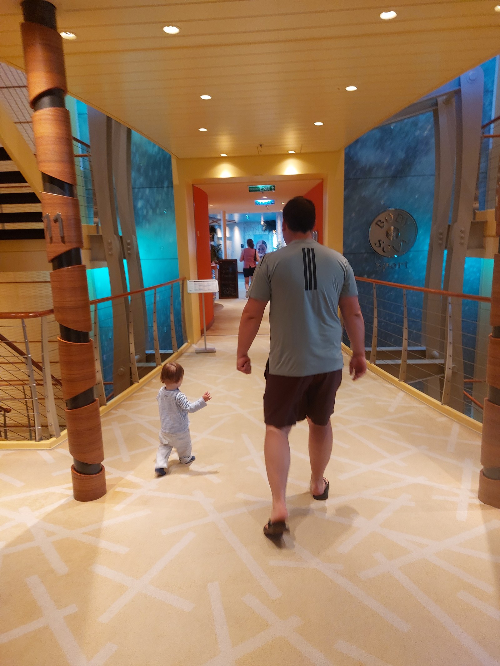 Lolo läuft seine ersten freien Schritte an Bord der AIDA Stella hinter Papa her