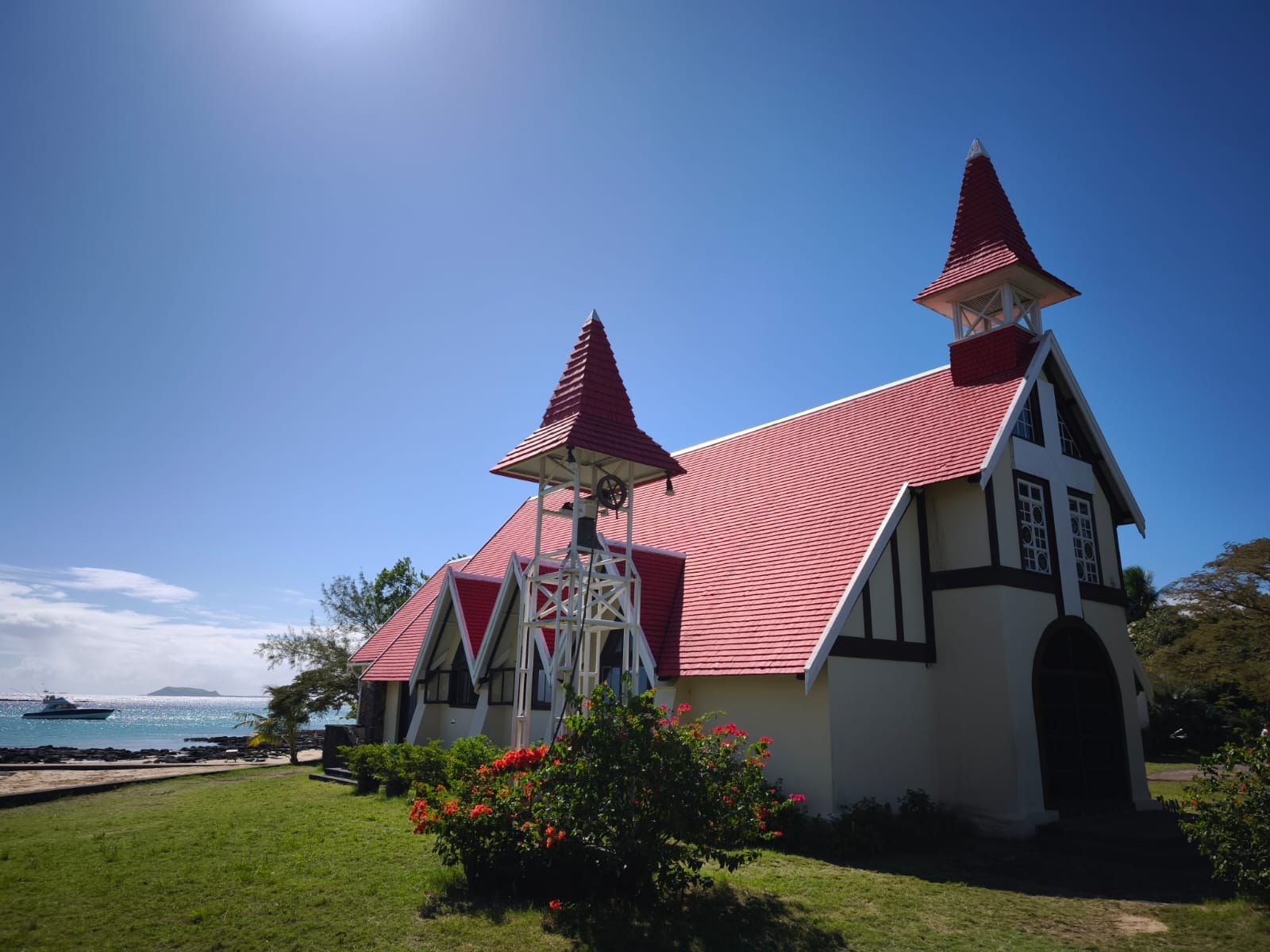 Kirche Notre-Dame Auxiliatrice in Cap Malheureux, Mauritius, mit rotem Dach