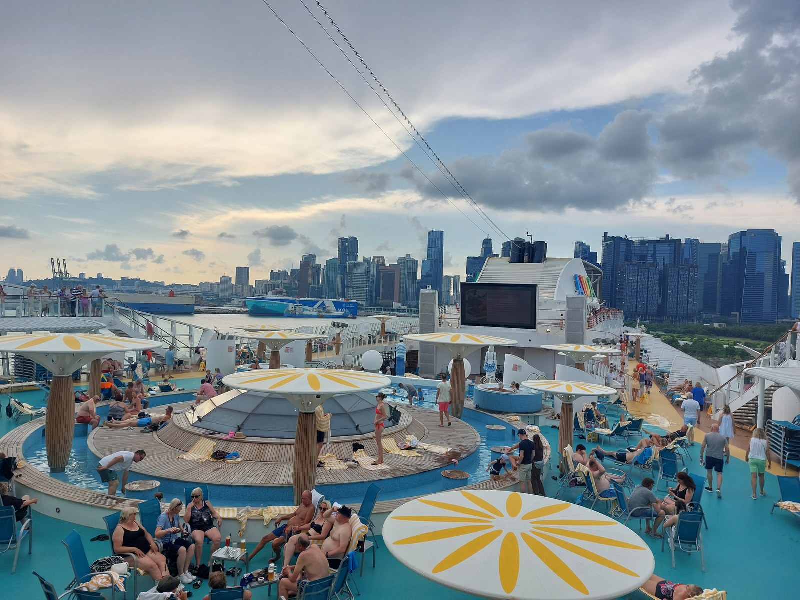 Pooldeck der AIDA Stella mit Blick auf die Skyline von Singapur