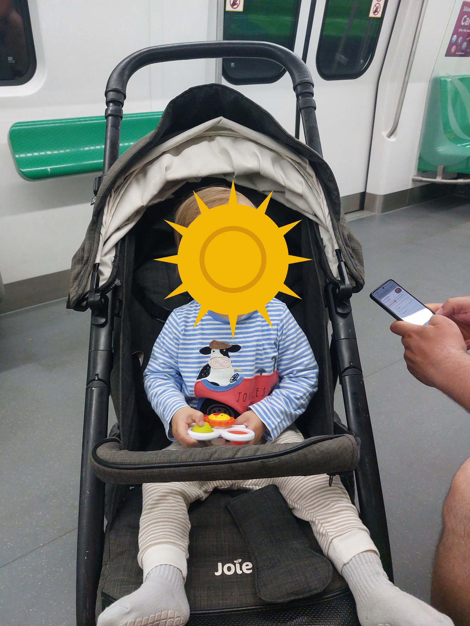 Lolo im Buggy in der MRT Metro Singapur (Gesicht mit Sonne verdeckt)