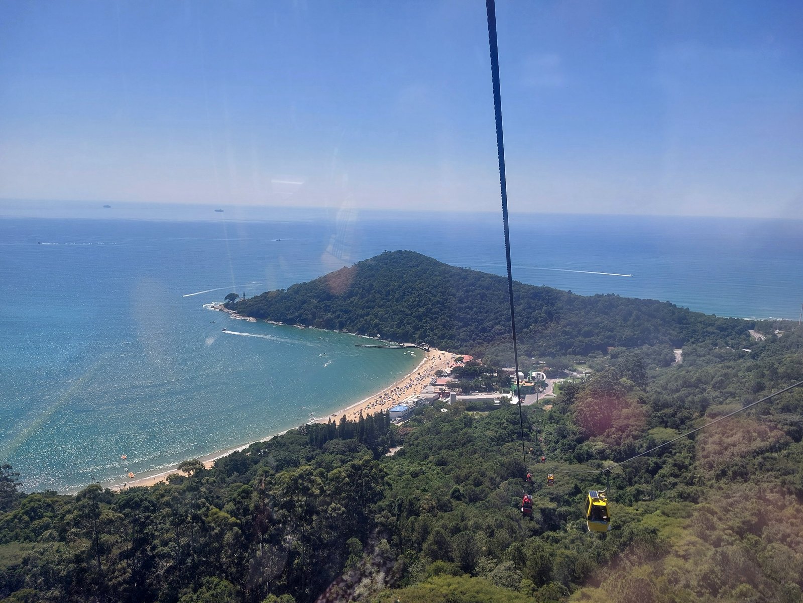 Blick auf die Praia de Laranjeiras aus der Seilbahn Balneário Camboriú