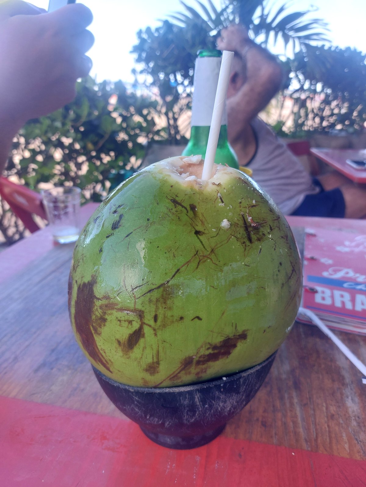 Frische Kokosnuss zum Trinken an der Copacabana Rio de Janeiro