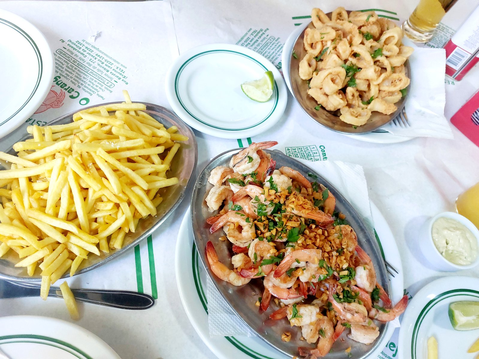 Shrimps, Baby Squids und Pommes im Restaurant O Caranguejo nahe Copacabana