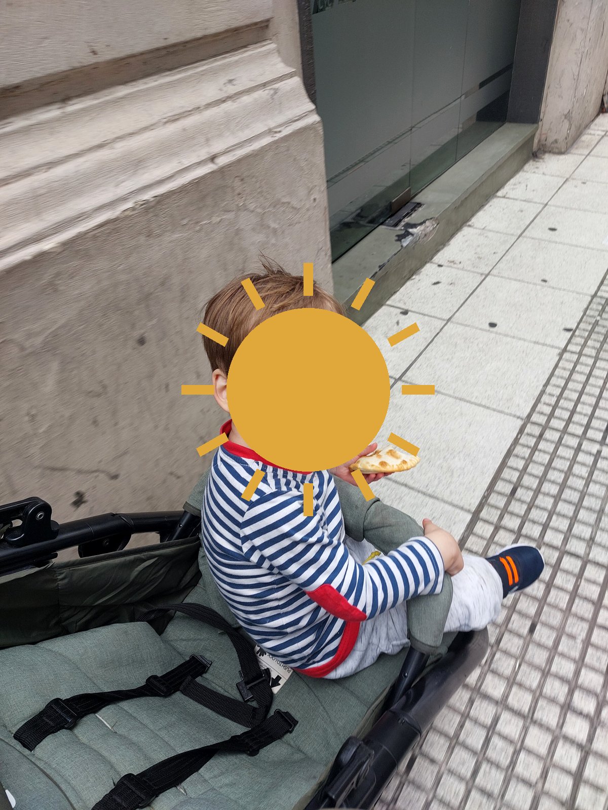 Lolo isst Empanada im Buggy auf der Florida Street Buenos Aires (Gesicht mit Sonne verdeckt)