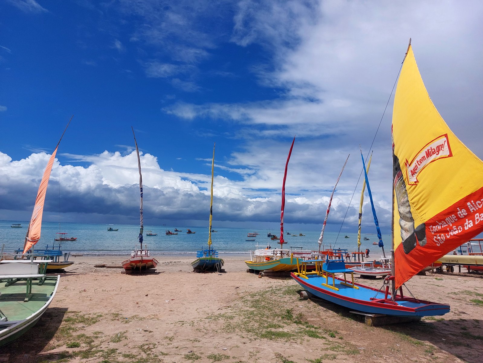 Bunte typische Jangada-Segelboote am Strand von Maceió Brasilien