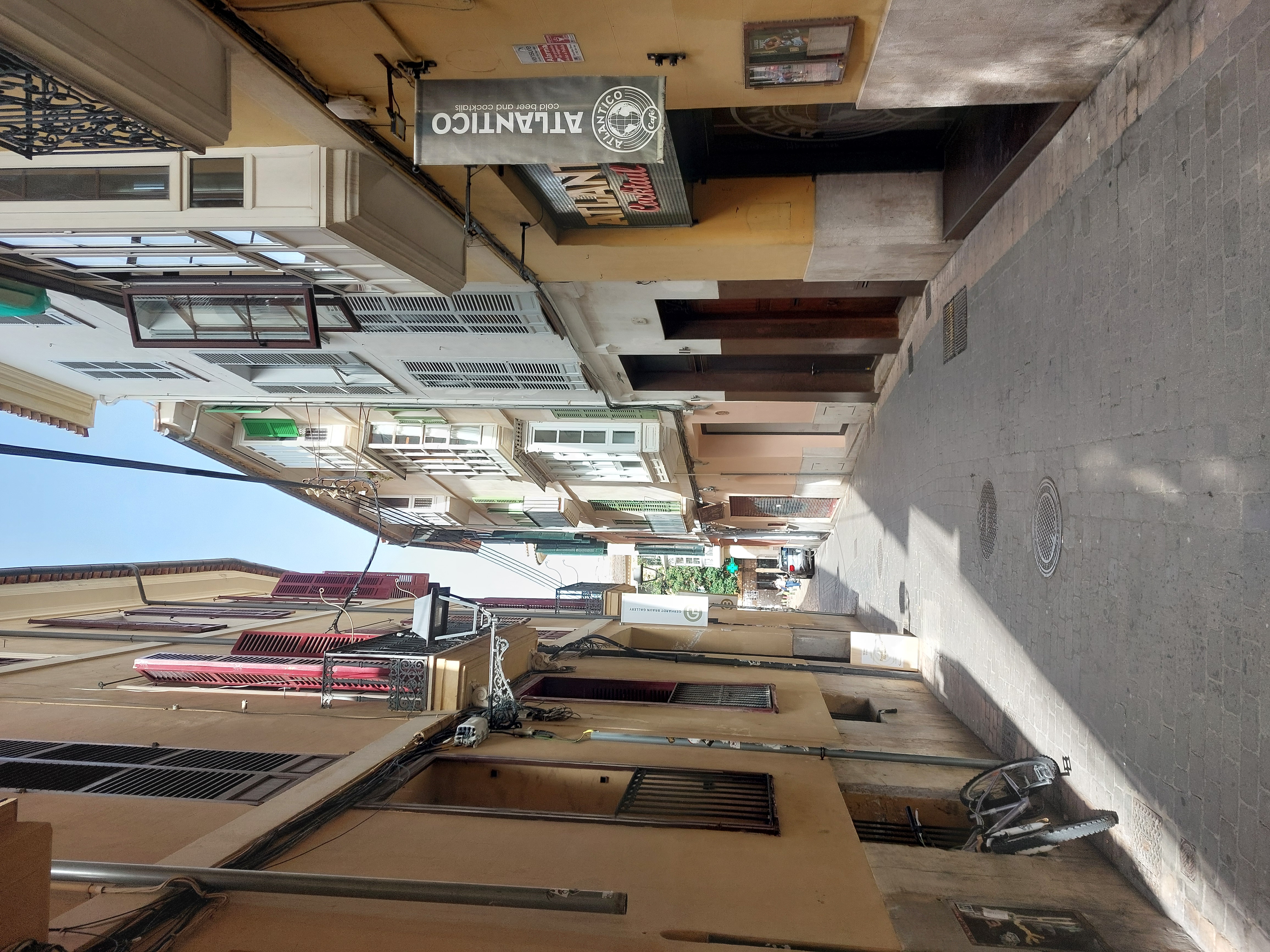 Enge Gasse in der Altstadt von Palma de Mallorca mit Bar Atlantico