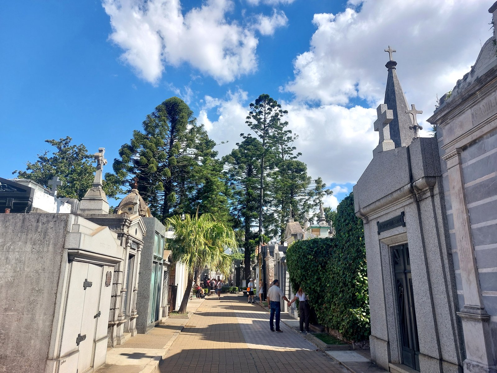 Gassen des Friedhofs Recoleta Buenos Aires mit Mausoleen