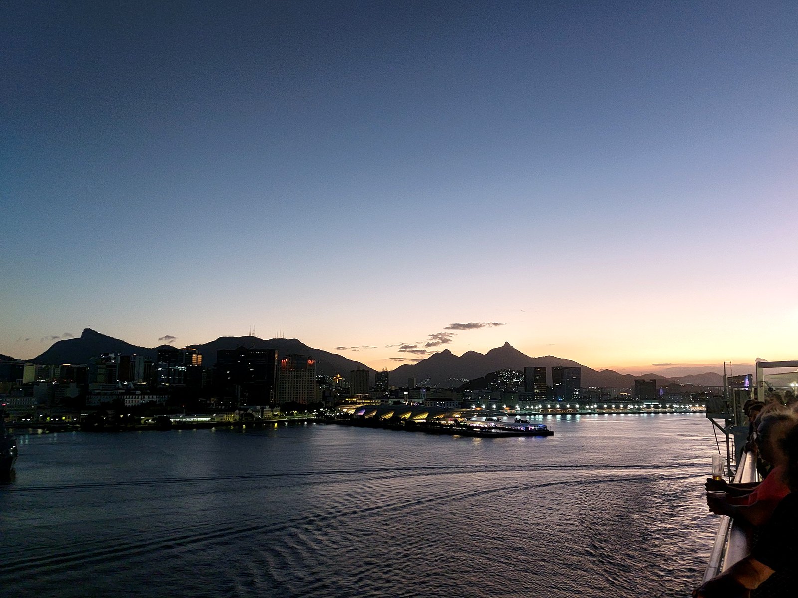 Das Kreuzfahrtschiff verlässt bei Sonnenuntergang den Hafen von Rio de Janeiro