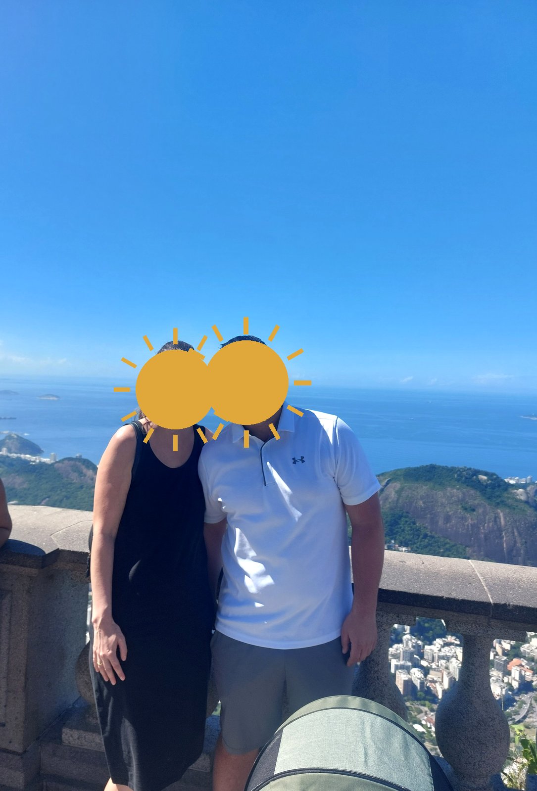 Nina und Papa am Cristo Redentor, Lolo schlief leider im Buggy (Gesichter mit Sonne verdeckt)