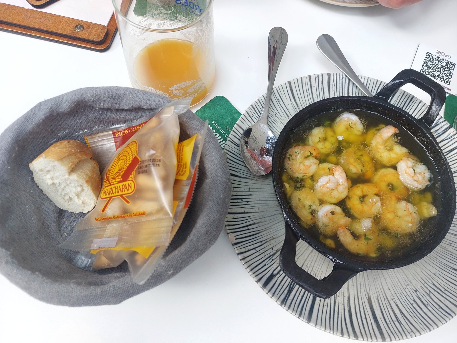 Gambas al Ajillo mit Brot und Orangensaft in Santa Cruz de Tenerife