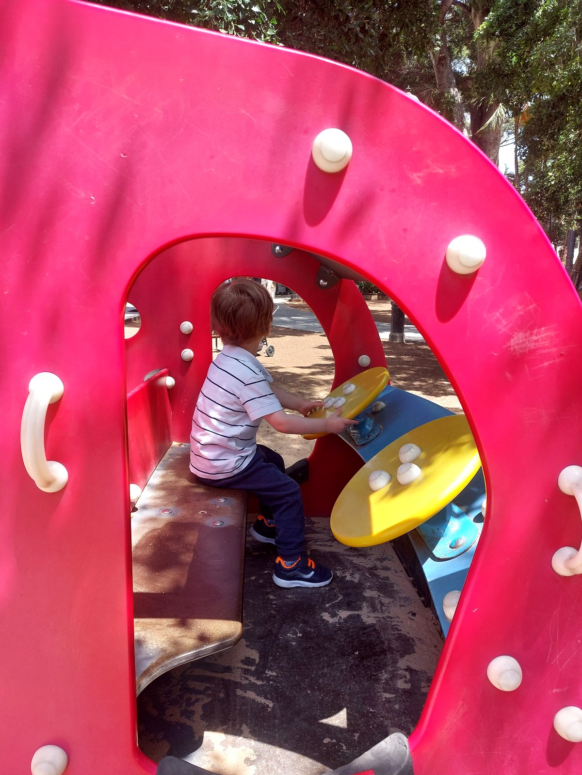 Lolo spielt auf einem Spielplatz in Santa Cruz de Tenerife