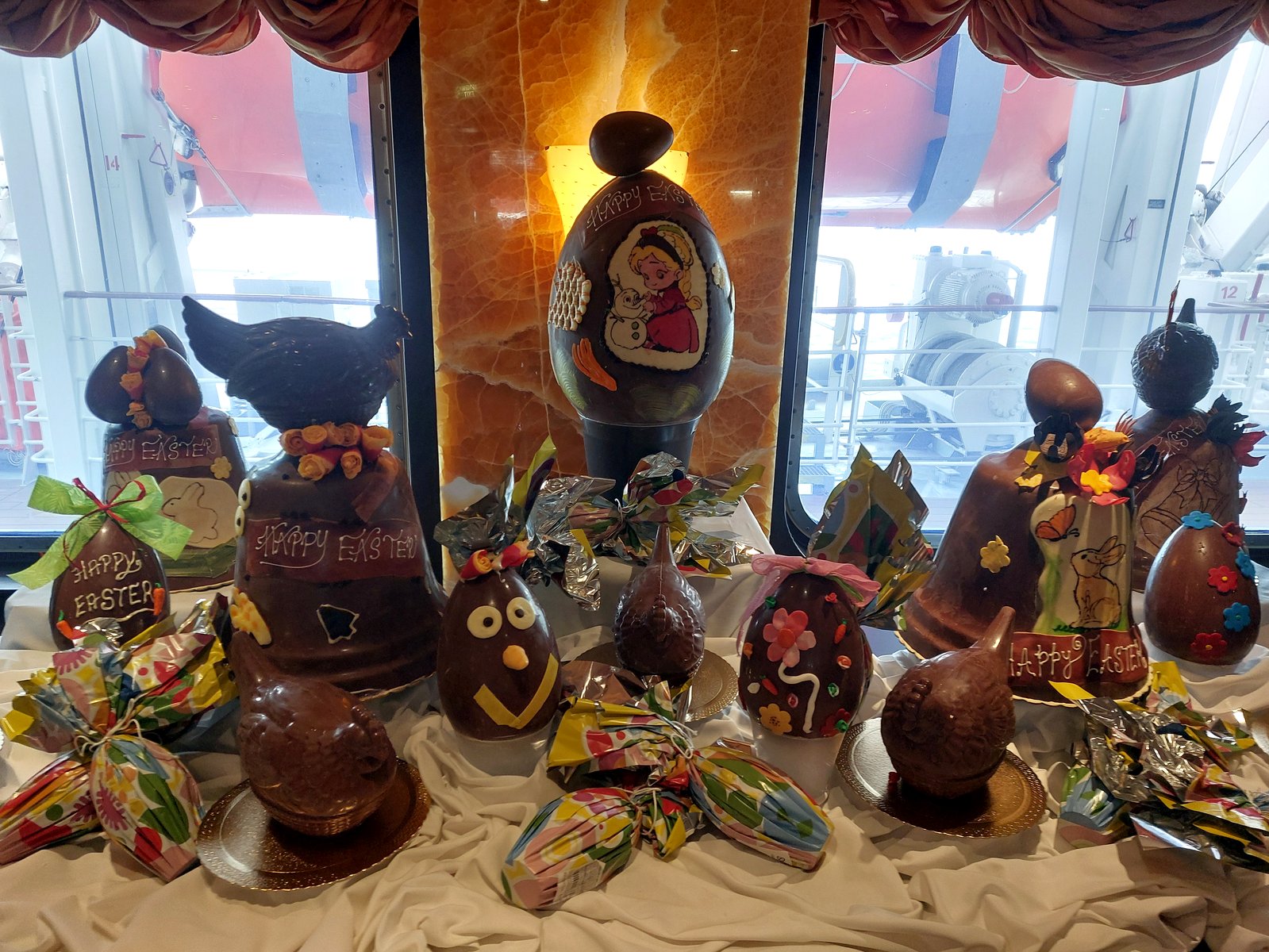 Aufwendige Schokoladen-Osterdekoration an Bord der MSC Fantasia