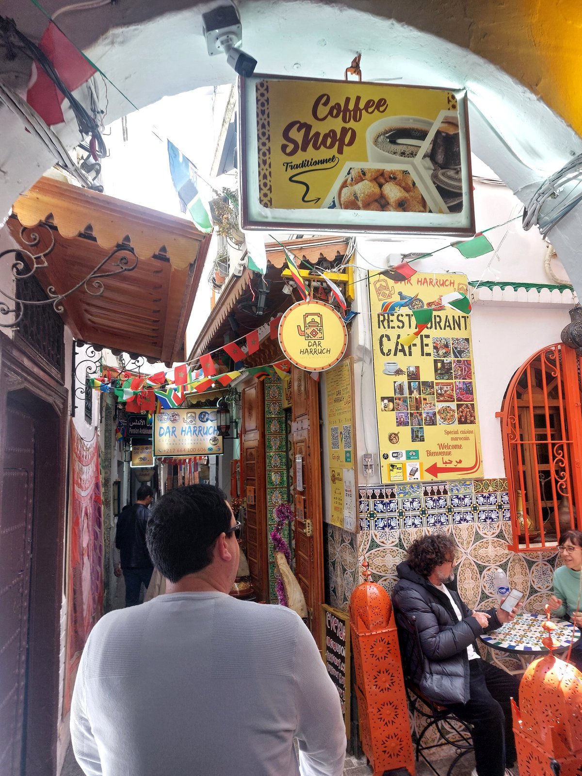 Gasse mit Cafés und Restaurants in den Souks von Tanger