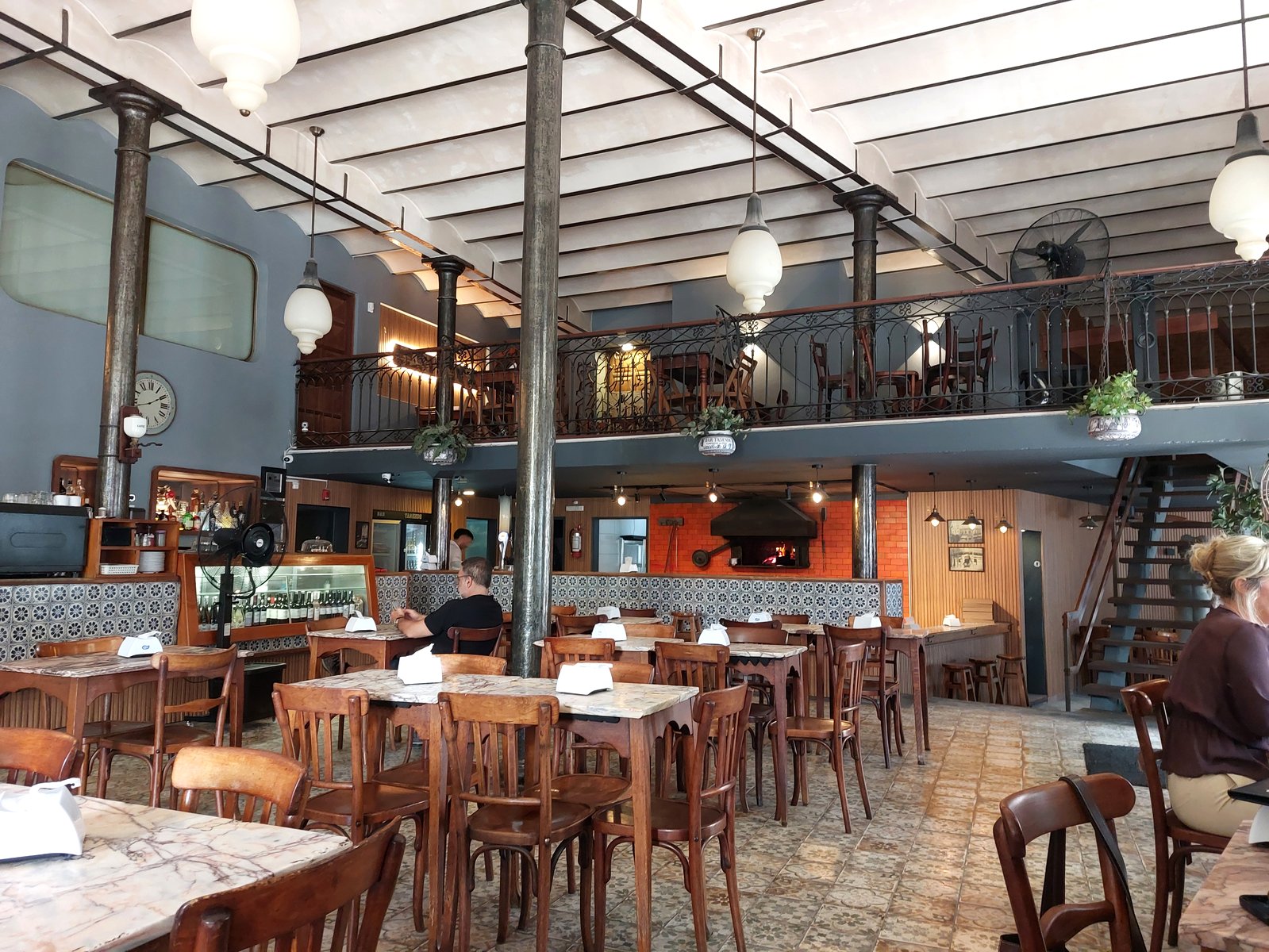 Bar Tasende Montevideo – urige Innenaufnahme mit Steinofen
