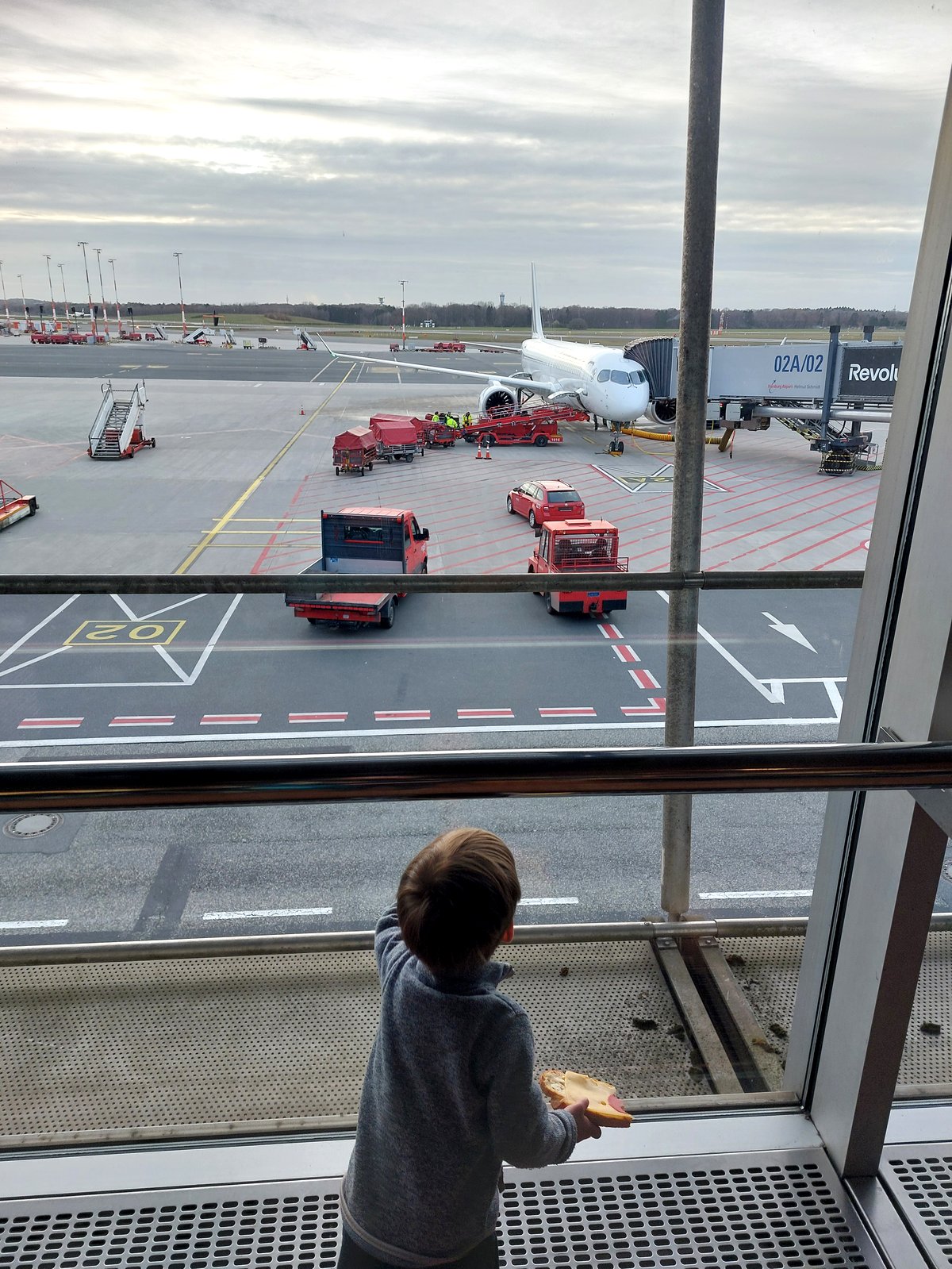 Lolo am Hamburger Flughafen schaut begeistert auf die Flugzeuge