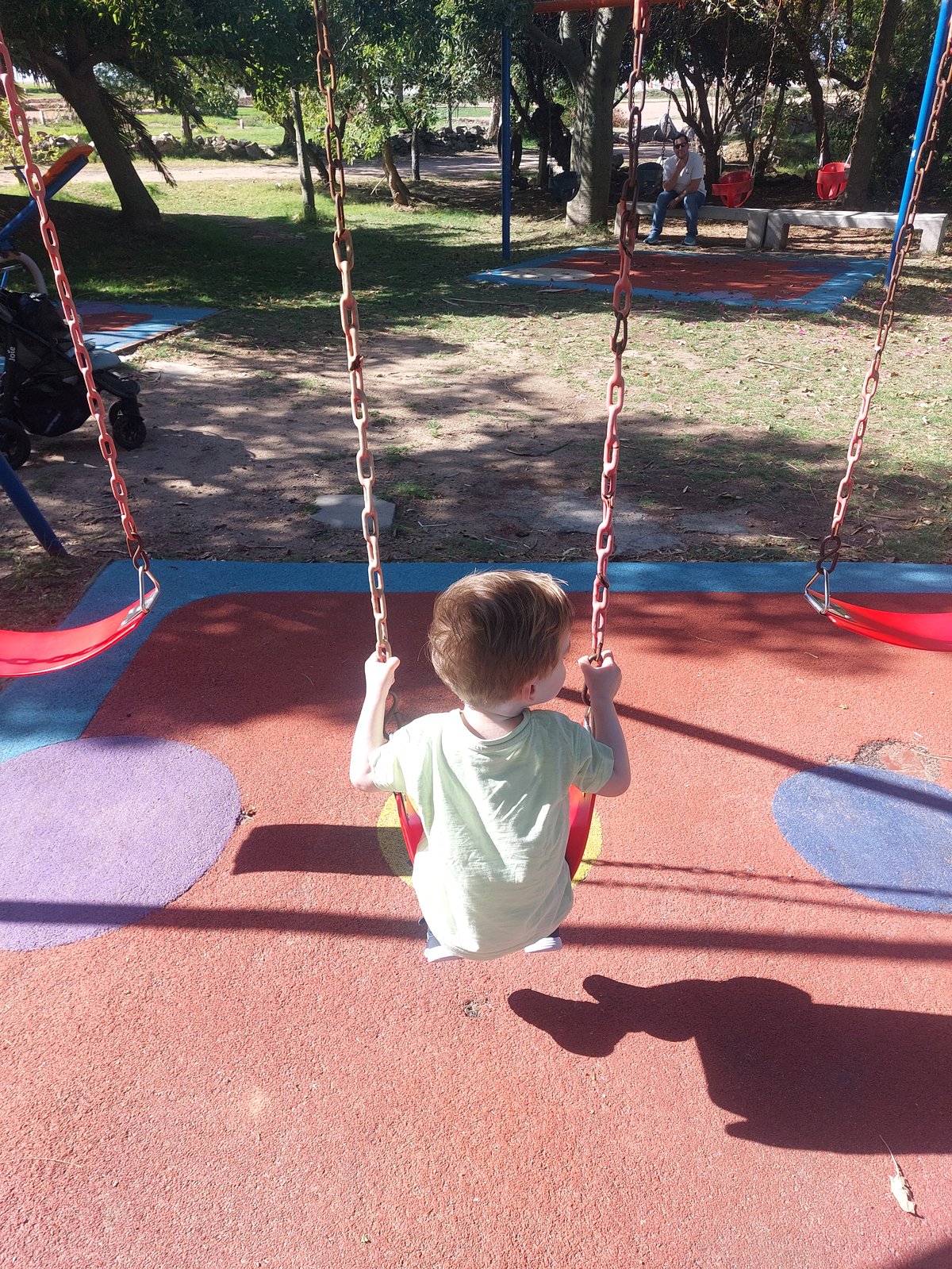 Lolo auf der Schaukel an einem der Spielplätze entlang der La Rambla