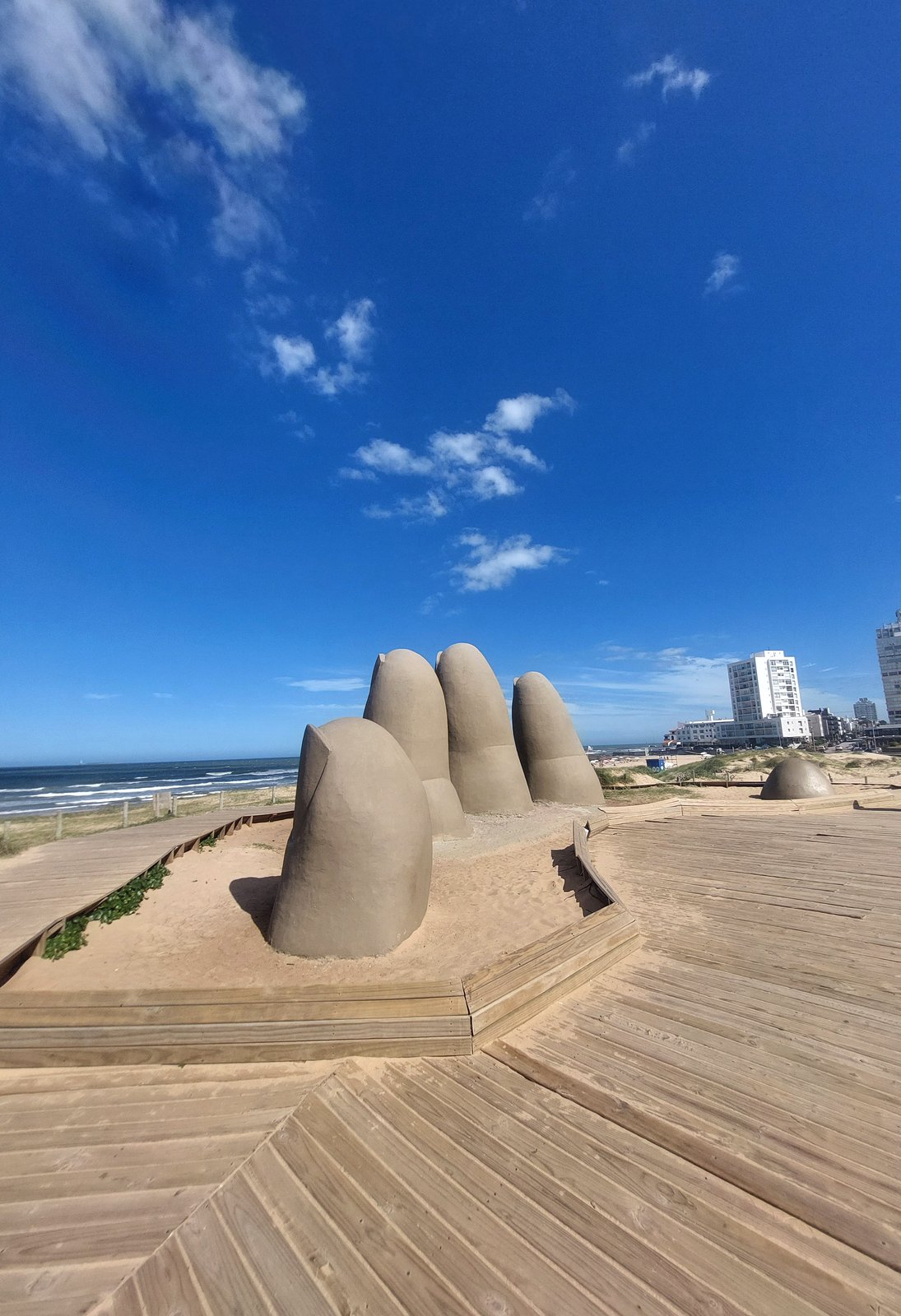 Los Dedos – Hand im Sand Punta del Este Skulptur von vorne