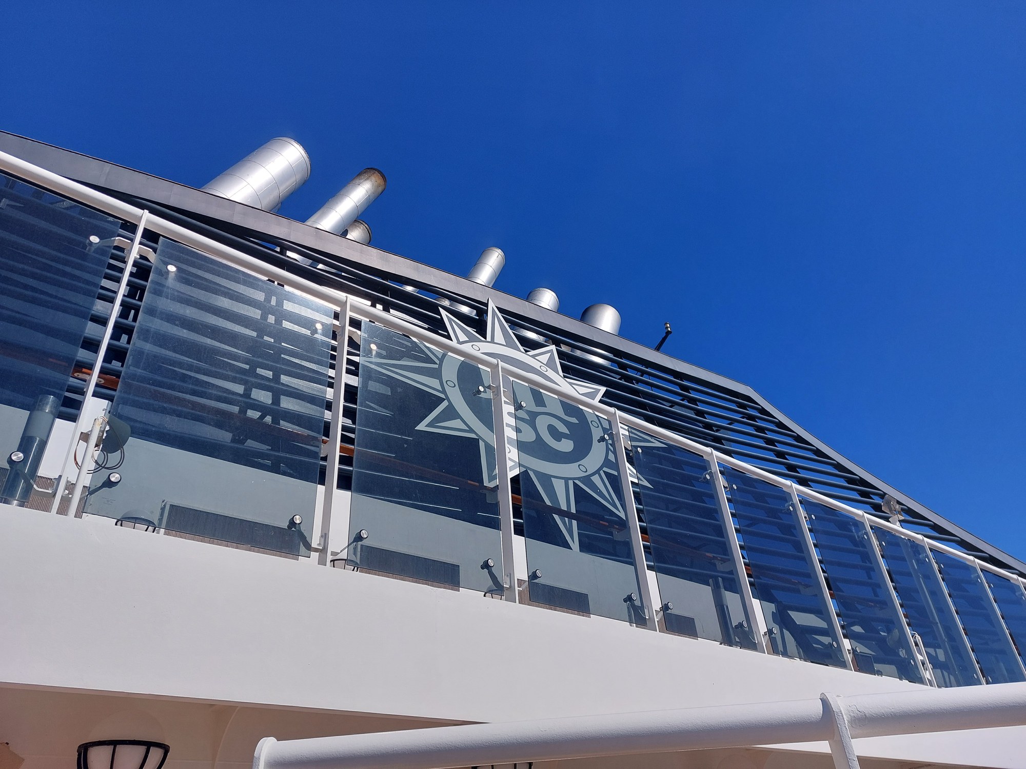 MSC Logo am Schornstein der MSC Fantasia von unten fotografiert