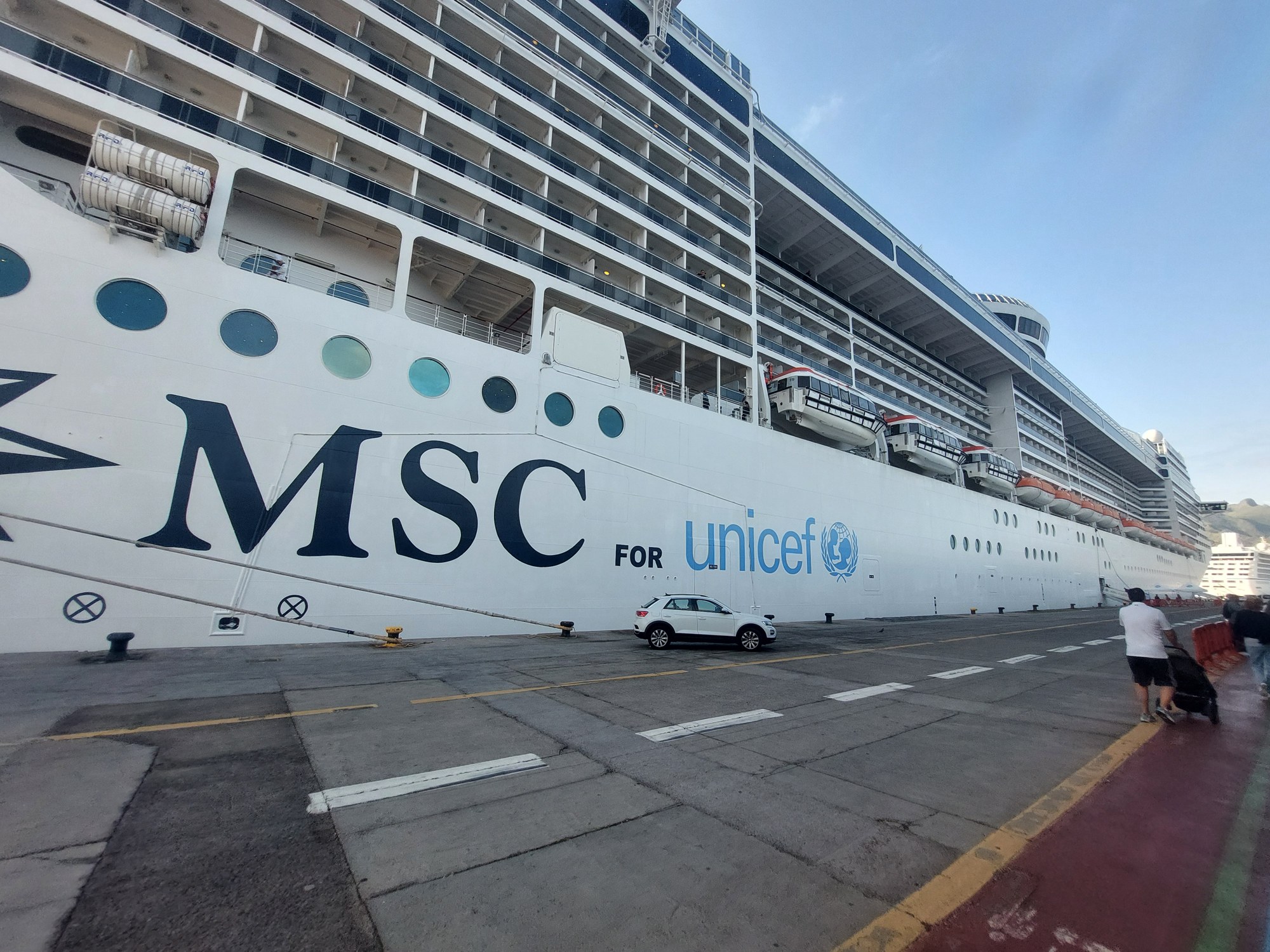 MSC Fantasia am Kai mit MSC for UNICEF Schriftzug